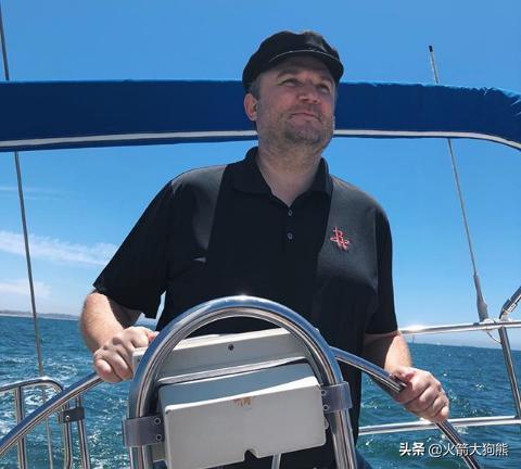 前者强调个 前者强调个